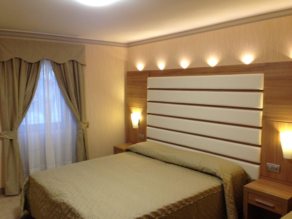 Hotel Vela D'Oro Dependence Bardolino Room photo